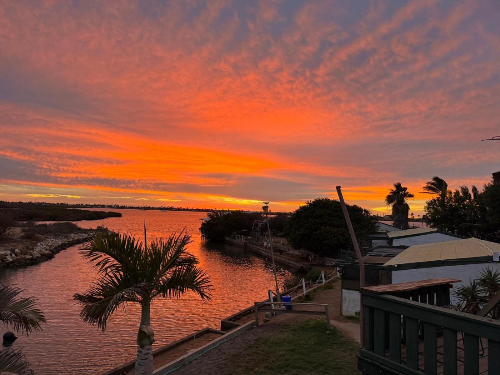 Pelican Point Waterfront Resort Formerly Carnarvon Beach Retreat Buitenkant foto